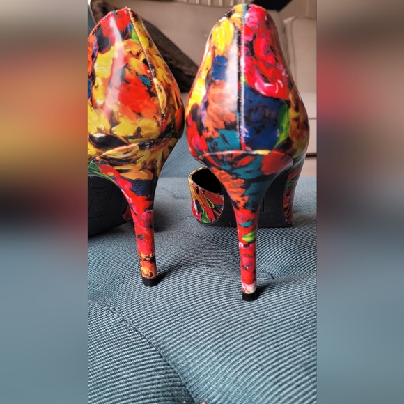 Size 9 floral heels - Picture 2 of 3